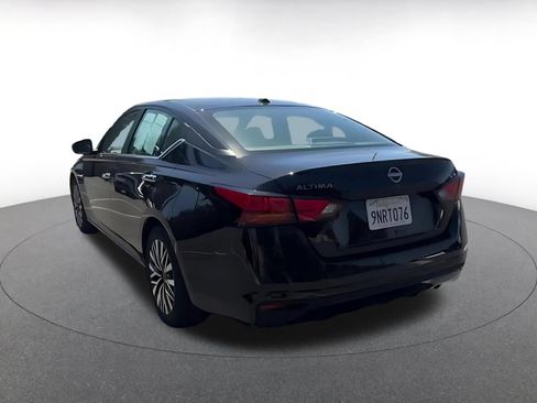 Used 2025 Nissan Altima 2.5 SV FWD image 11