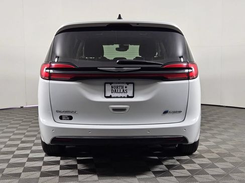 Used 2023 Chrysler Pacifica Touring-L FWD image 4