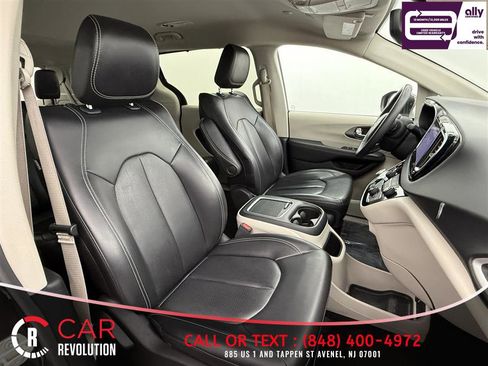Used 2023 Chrysler Pacifica Touring-L FWD image 47