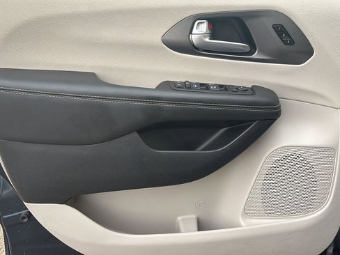 Used 2024 Chrysler Pacifica Touring-L image 4