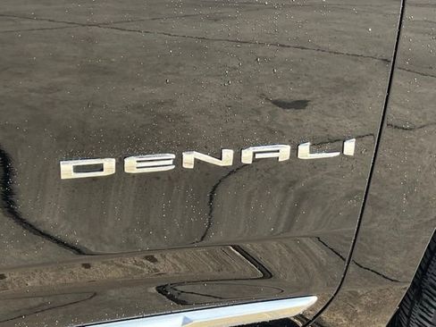 Used 2025 GMC Yukon XL Denali image 10