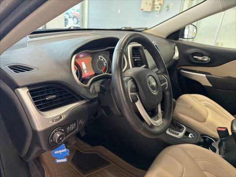 Used 2018 Jeep Cherokee Limited w/ Luxury Group AWD/4WD image 17