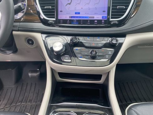 Used 2022 Chrysler Pacifica Limited FWD image 11