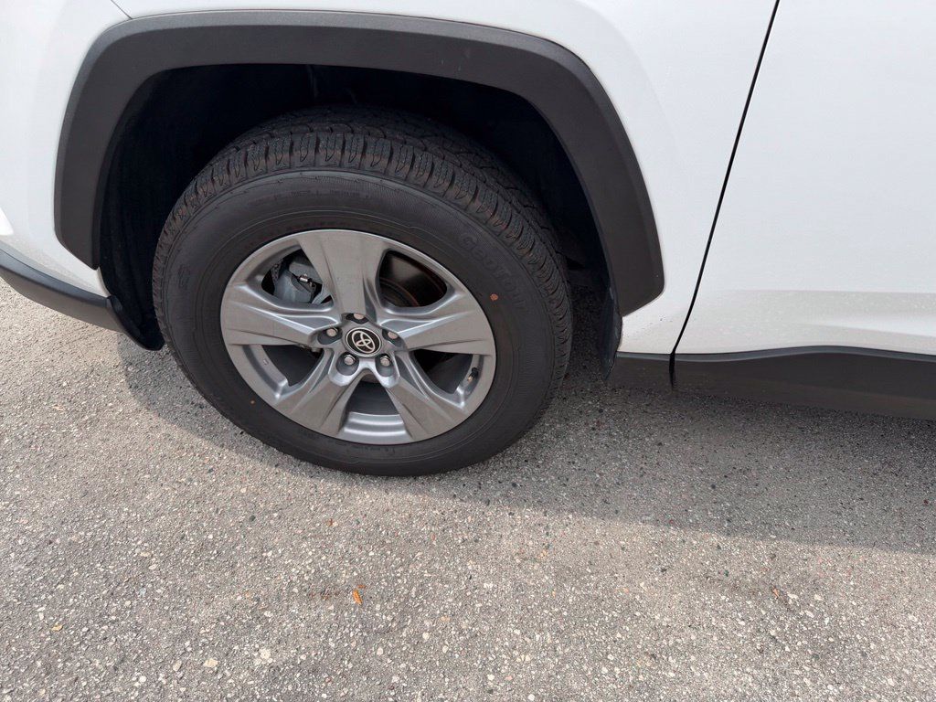 Used 2022 Toyota RAV4 XLE w/ Convenience Package FWD image 9