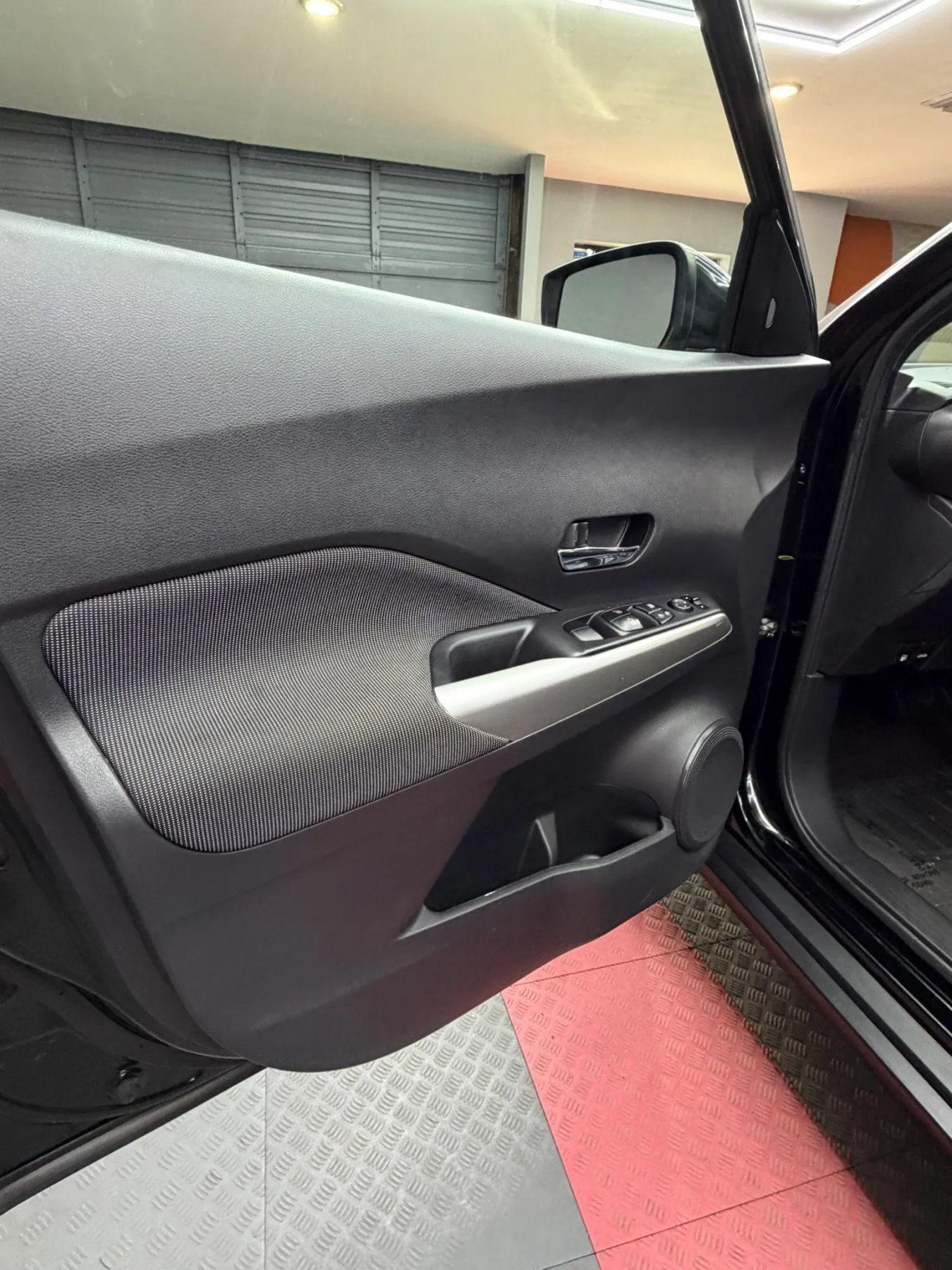 Used 2018 Nissan Kicks SV FWD image 9
