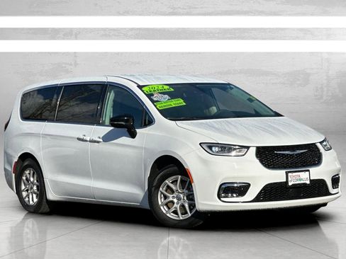 Used 2024 Chrysler Pacifica Touring-L image 2