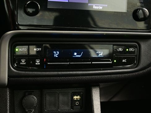 Used 2019 Toyota Corolla LE image 19