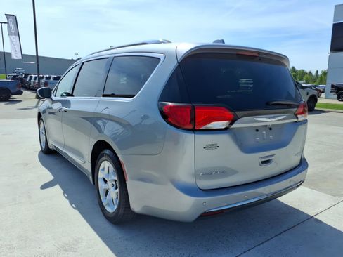 Used 2020 Chrysler Pacifica Limited image 3