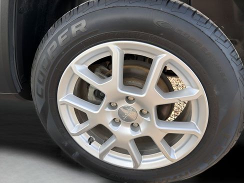 Used 2021 Jeep Renegade Latitude w/ Convenience Group image 28