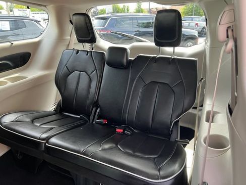 Used 2024 Chrysler Pacifica Limited FWD image 7