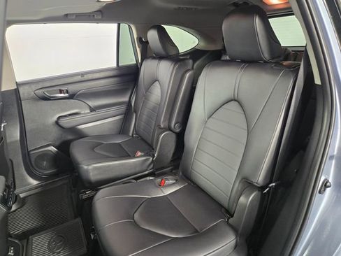 Used 2024 Toyota Highlander XLE image 16