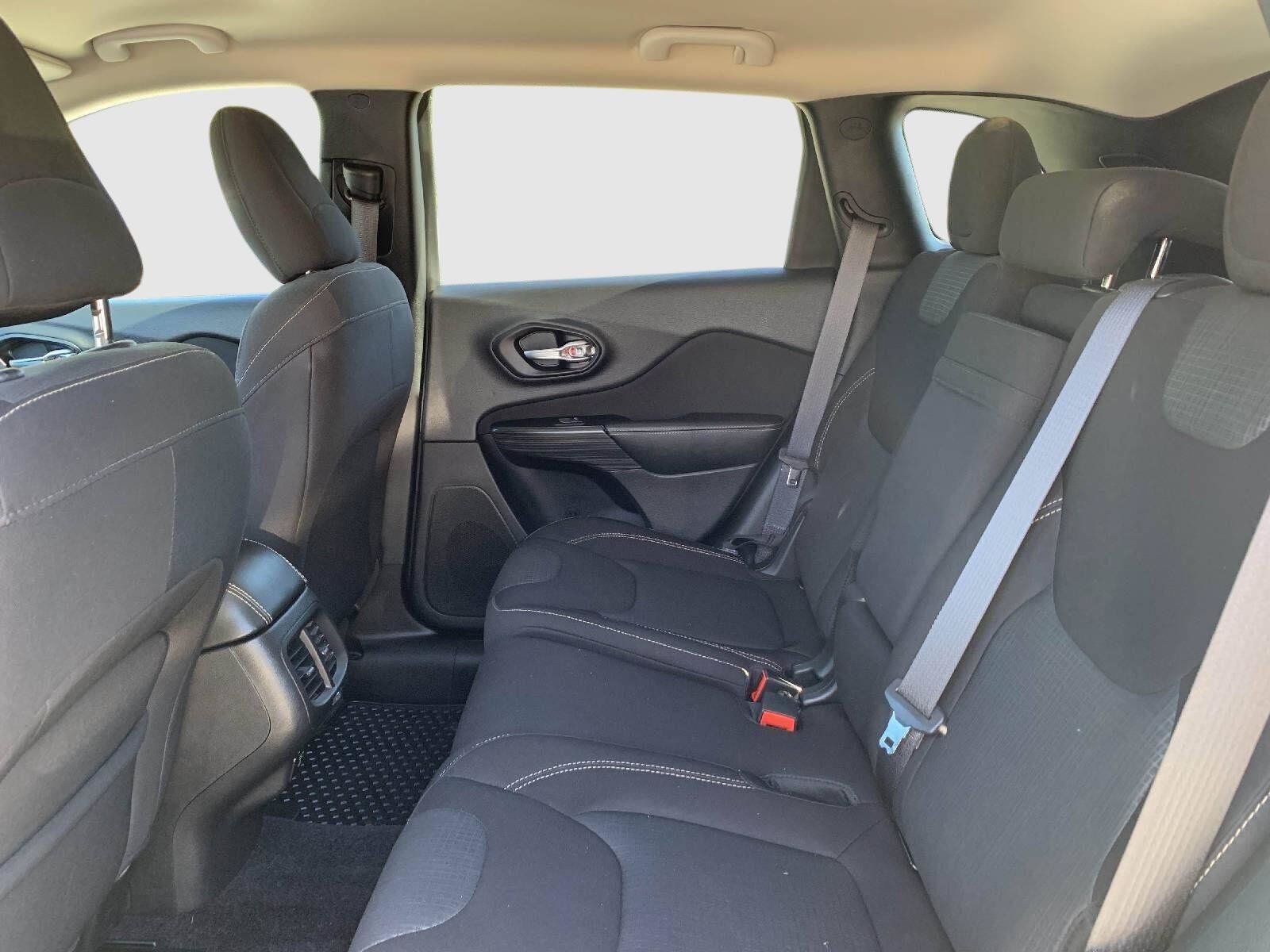 Used 2017 Jeep Cherokee Latitude w/ Cold Weather Group AWD/4WD image 33
