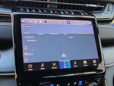 Used 2023 Jeep Grand Cherokee 4WD 4xe w/ Luxury Tech Group II image 18