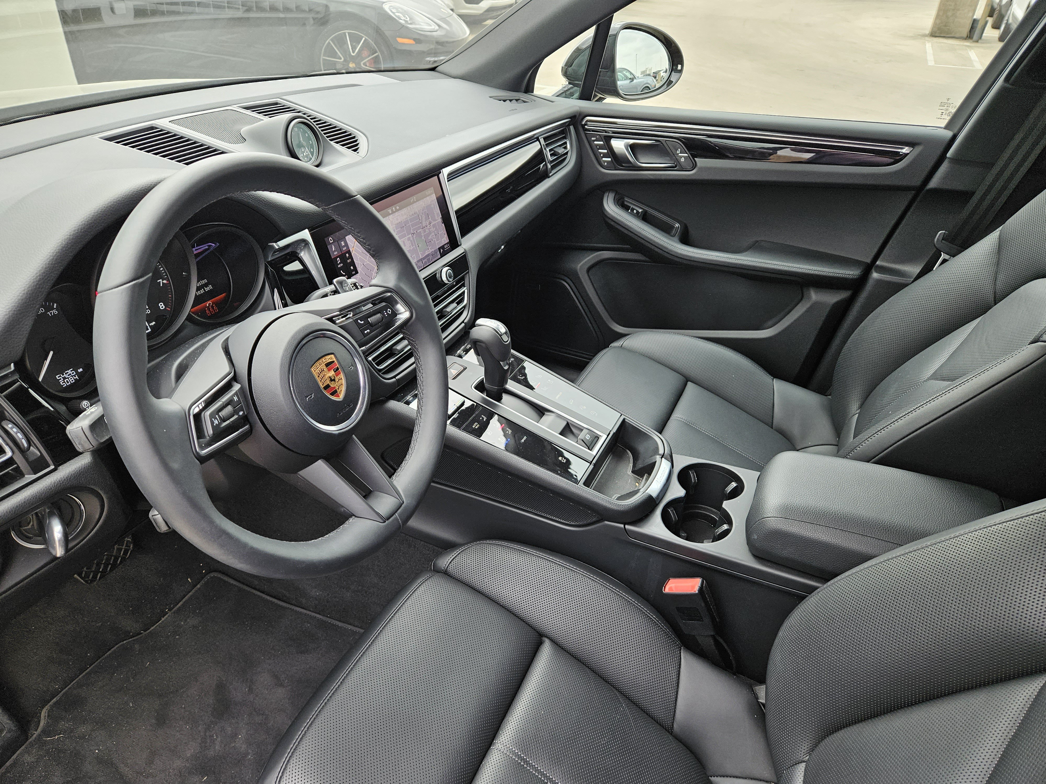 Certified 2026 Porsche Macan AWD/4WD image 4