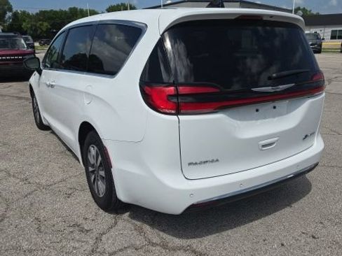 Used 2024 Chrysler Pacifica Limited FWD image 6