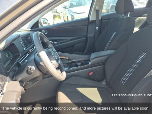Used 2025 Hyundai Elantra Hybrid FWD image 11