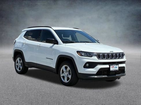 Used 2024 Jeep Compass Latitude AWD/4WD image 8