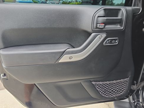Used 2018 Jeep Wrangler Unlimited Sahara AWD/4WD image 16