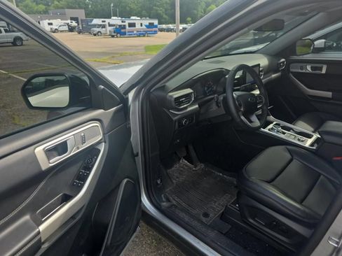 Used 2024 Ford Explorer XLT w/ Equipment Group 202A AWD/4WD image 7
