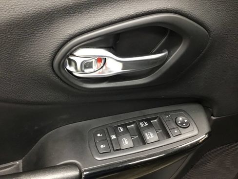 Used 2019 Jeep Cherokee Latitude Plus AWD/4WD image 7
