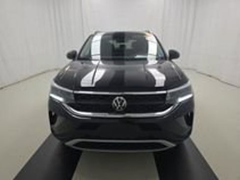 Used 2024 Volkswagen Taos SE w/ Panoramic Sunroof Package AWD/4WD image 19