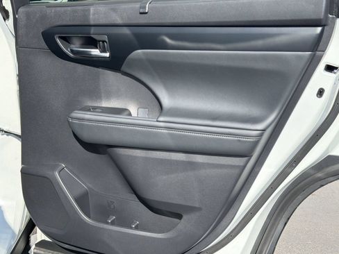 Certified 2025 Toyota Highlander XLE FWD image 32