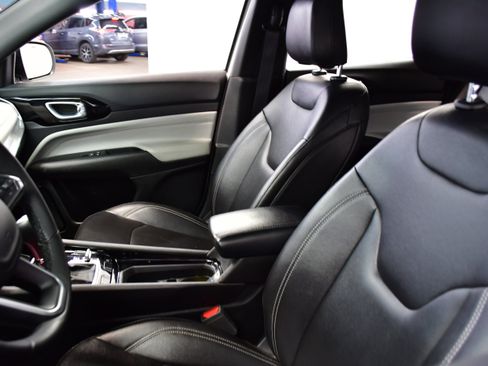 Used 2025 Jeep Compass Limited image 10