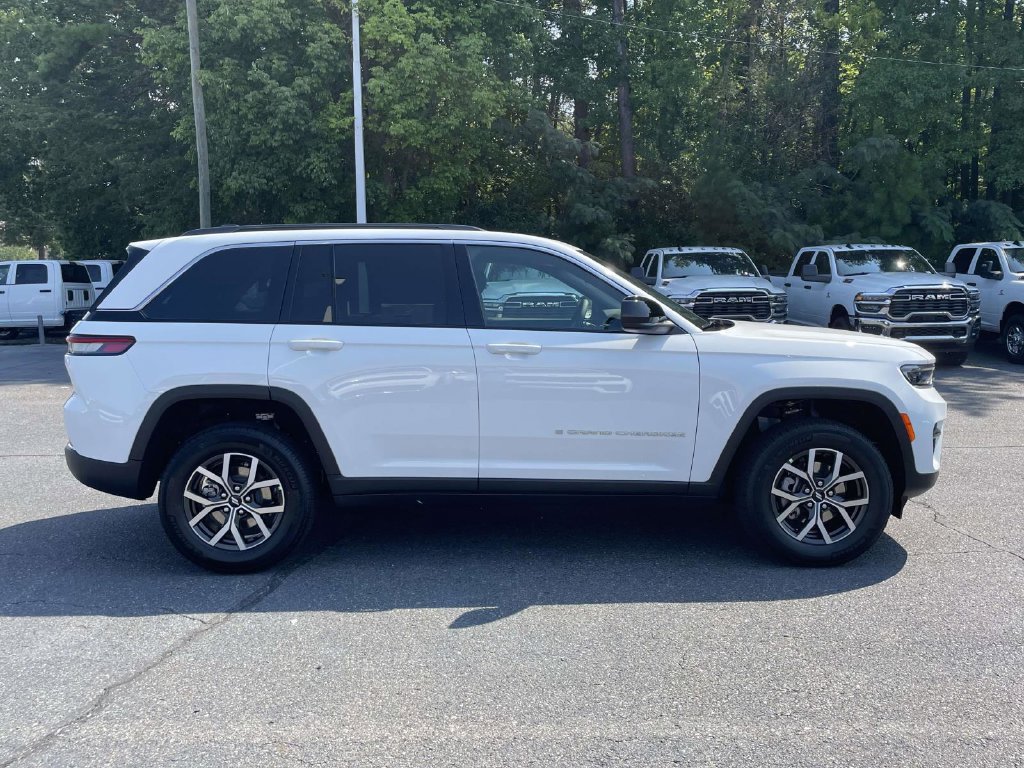 New 2027 Jeep Grand Cherokee Laredo AWD/4WD image 10