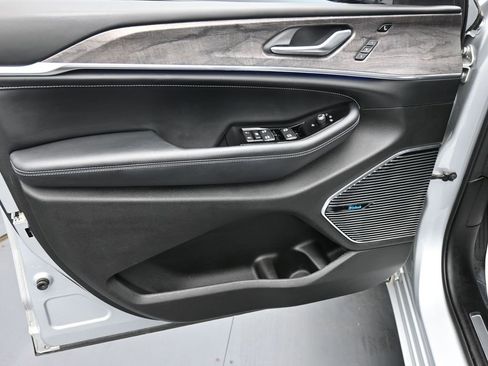 Used 2022 Jeep Grand Cherokee L Overland w/ Luxury Tech Group IV image 9