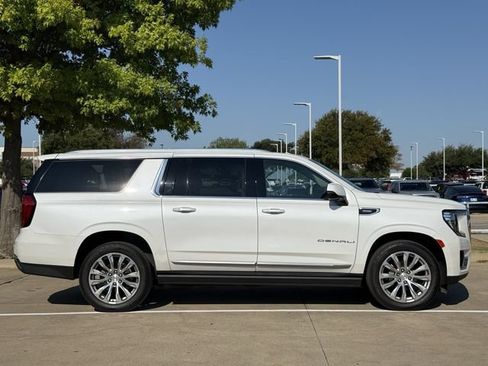 Used 2022 GMC Yukon XL Denali AWD/4WD image 3