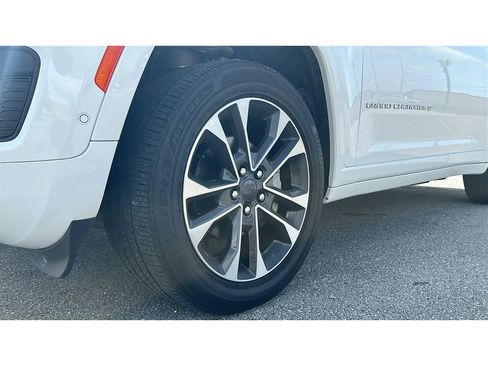 Used 2023 Jeep Grand Cherokee Overland AWD/4WD image 10