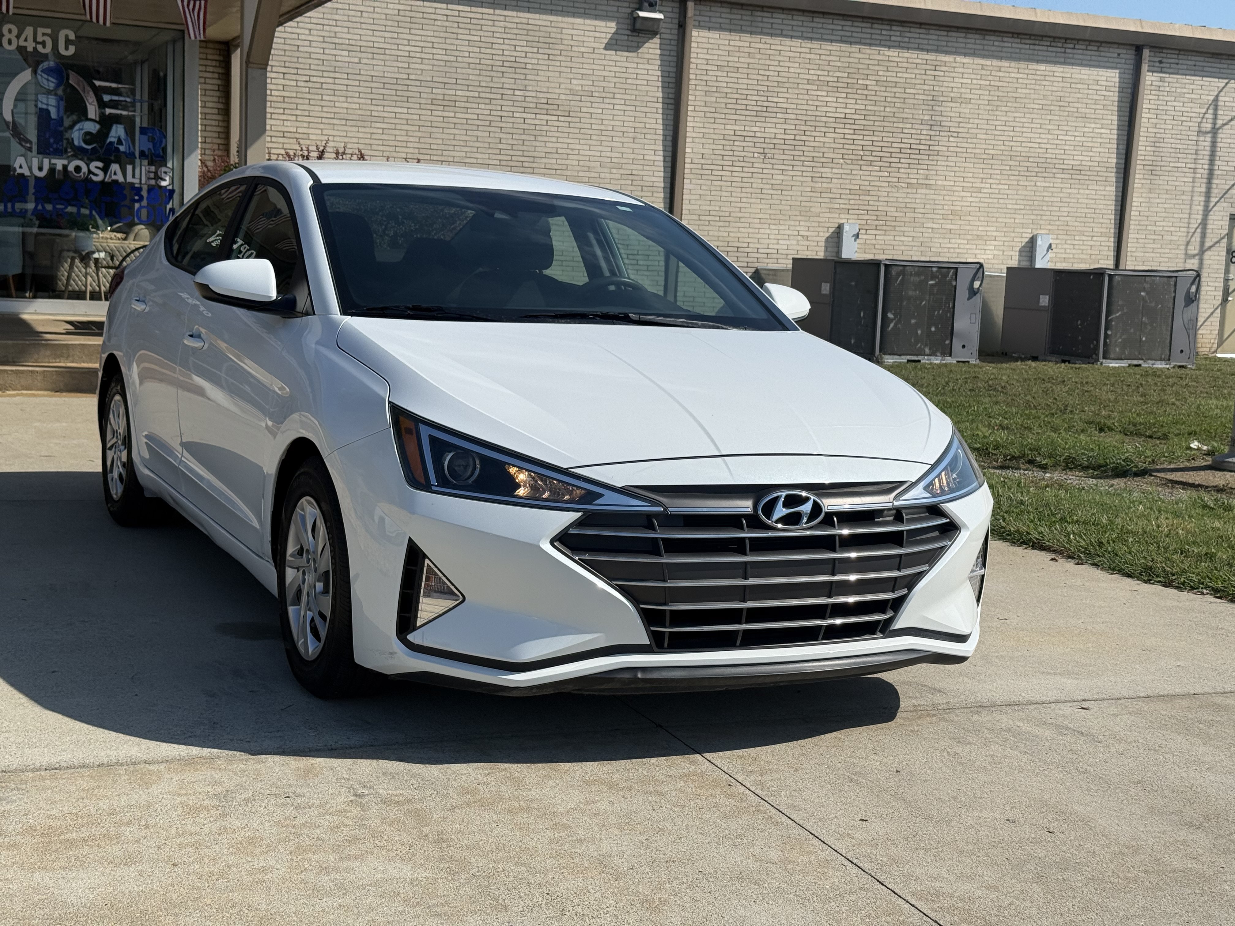 Used 2020 Hyundai Elantra SE w/ Cargo Package (C1) FWD image 3