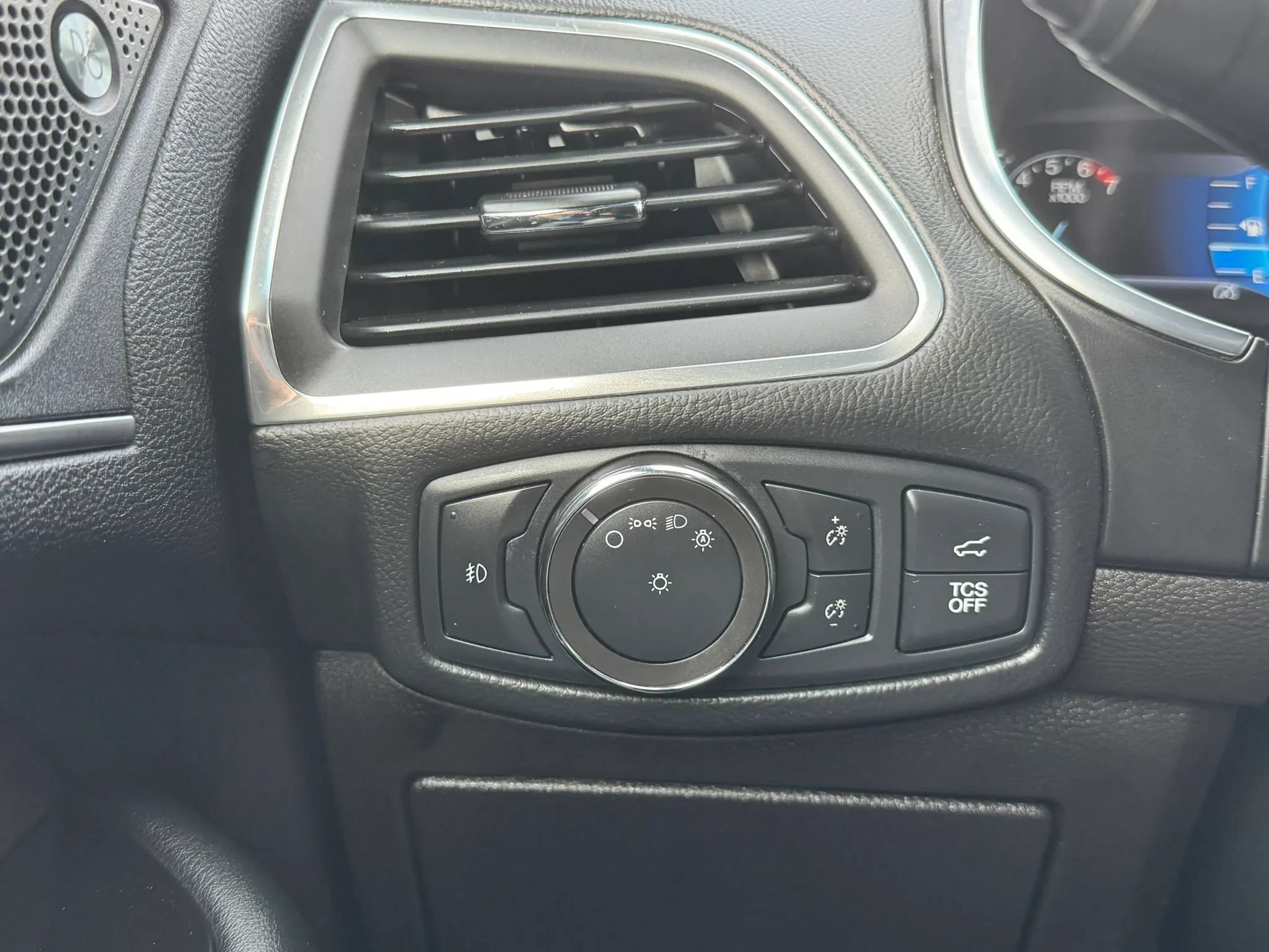 Used 2020 Ford Edge Titanium w/ Equipment Group 301A AWD/4WD image 20