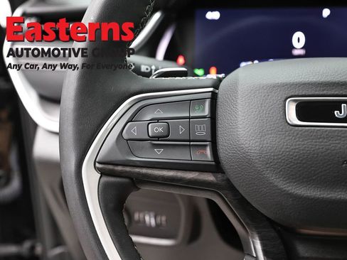 Used 2023 Jeep Grand Cherokee Limited w/ Black Appearance Package AWD/4WD image 15