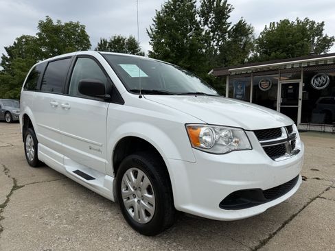 Used 2016 Dodge Grand Caravan SE w/ Quick Order Package 29E SE FWD image 3