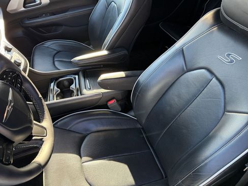 Used 2025 Chrysler Pacifica Limited image 42