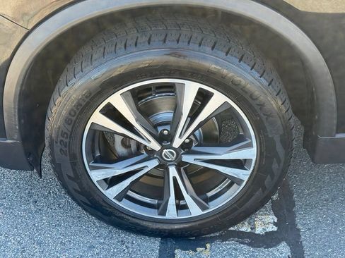 Used 2019 Nissan Rogue SV w/ Premium Package AWD/4WD image 10