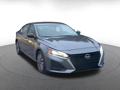 Used 2025 Nissan Altima 2.5 SV image 3