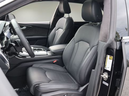 Used 2019 Audi Q8 Prestige w/ Luxury Package AWD/4WD image 11