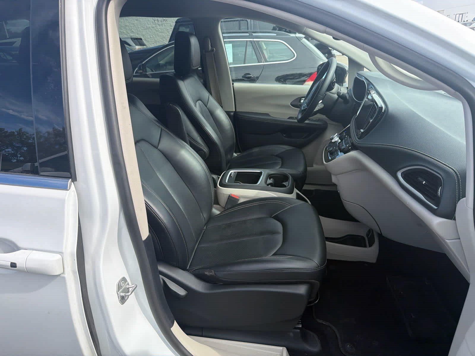 Used 2024 Chrysler Pacifica Limited FWD image 7