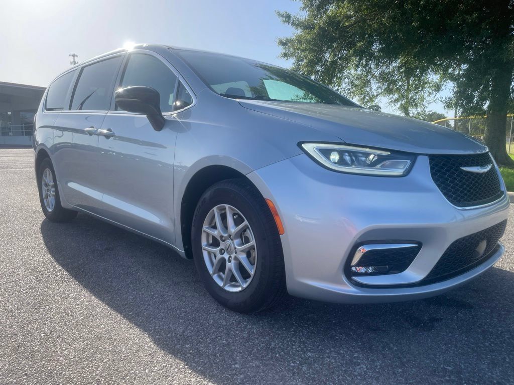 Used 2024 Chrysler Pacifica Touring-L FWD image 9