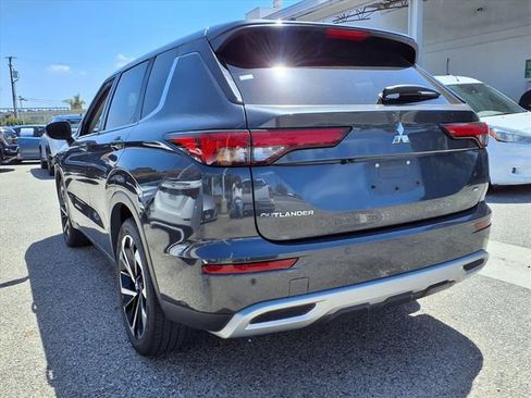 Used 2024 Mitsubishi Outlander SE image 3