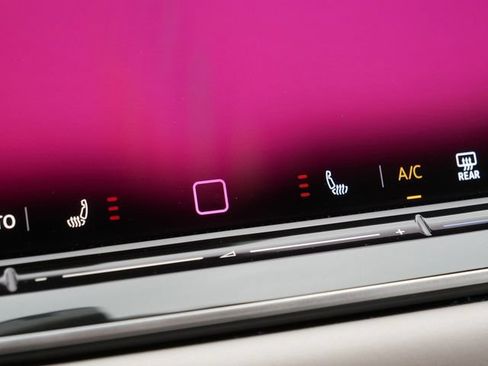 Certified 2025 Volkswagen Tiguan SE AWD/4WD image 33