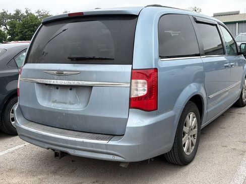 Used 2013 Chrysler Town & Country Touring w/ Trailer Tow Group FWD image 4