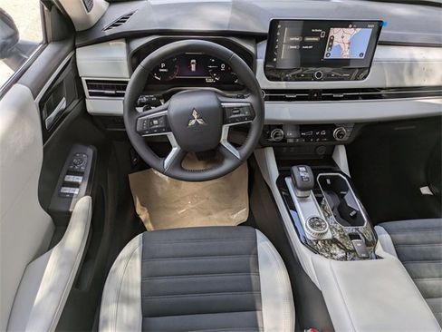 New 2025 Mitsubishi Outlander SE image 16