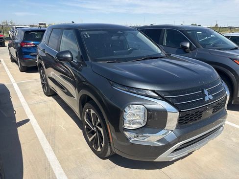 Used 2024 Mitsubishi Outlander SE AWD/4WD image 2