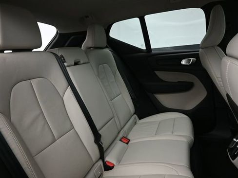 Used 2023 Volvo XC40 B5 Plus image 31