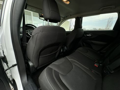 Used 2016 Jeep Cherokee Latitude w/ Cold Weather Group image 18