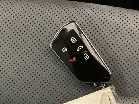 Certified 2025 Volkswagen Tiguan SE w/ Panoramic Sunroof Package AWD/4WD image 26