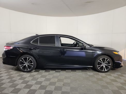 Used 2020 Toyota Camry SE FWD image 8